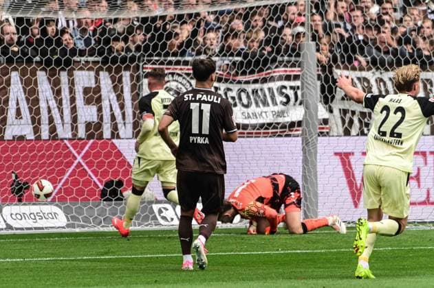 Ben Voll ( Pauli ) kassiert das 0:1 von 17 Erencan Yardimci ( nicht im Bild Kaiserslautern ) Deutschland , Hamburg , Millerntor , Fussball , 2 . Bundesliga , FC St Pauli - FC Kaiserslautern *** Ben Voll of St. Pauli concedes the 0-1 goal to Erencan Yardimci (not pictured) in Kaiserslautern, Germany; Hamburg; Millerntor; soccer; 2. Bundesliga; FC St. Pauli; FC Kaiserslautern