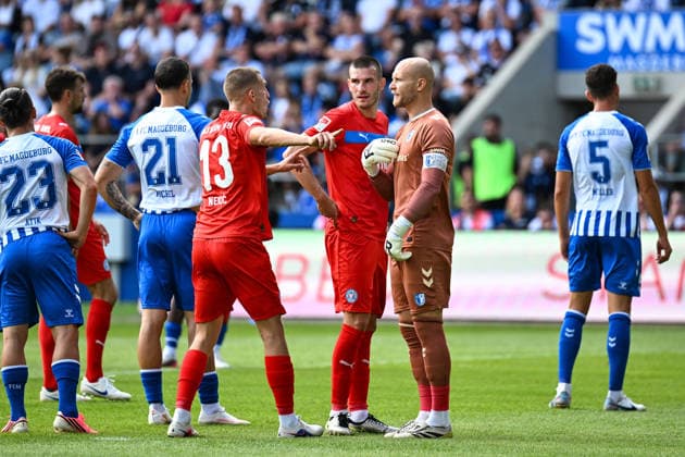 Fußball I Herren I Saison 2026-2027 I 2. Bundesliga I 3. Spieltag I 1. FC Magdeburg - Holstein Kiel I 30.08.2026 Ivan Nekic (13, Holstein Kiel) im hitzigen Gespräch mit Dominik Reimann (1, 1. FC Magdeburg) nach der Entscheidung für den Kieler Strafstoß Magdeburg Avnet Arena (Heinz-Krügel-Platz 1) Sachsen-Anhalt Deutschland *** Soccer I Men s I 2026–2027 Season I 2. Bundesliga I Matchday 3 I 1. FC Magdeburg vs. Holstein Kiel I August 30, 2026 Ivan Nekic 13, Holstein Kiel in a heated exchange with Dominik Reimann 1, 1 FC Magdeburg after the decision to award Kiel a penalty kick; Magdeburg Avnet Arena, Heinz Krügel Field, 1, Saxony-Anhalt, Germany Copyright: xLobeca InesxHähnelx