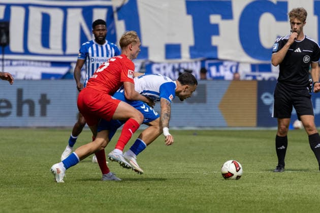 Deutschland: 2.Bundesliga, Saison 2026 2027, 30.08.2026, 3. Spieltag, 1.FC Magdeburg vs Holstein Kiel, Avnet Arena : Kasper Davidsen (Holstein Kiel, 15) im Zweikampf gegen Mateusz Zukowski (1.FC Magdeburg, 22) *** Germany 2. Bundesliga, 2026–2027 Season, August 30, 2026, Matchday 3, 1. FC Magdeburg vs. Holstein Kiel, Avnet Arena: Kasper Davidsen (Holstein Kiel, No. 15) in a tackle against Mateusz Zukowski (1. FC Magdeburg, No. 22) Copyright: xMichellexLukax