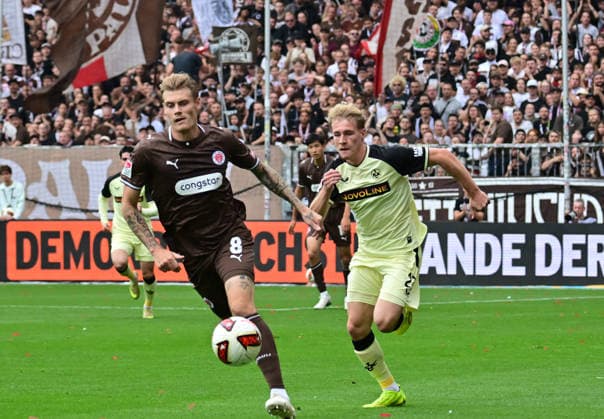 30.08.2026,GER Fußball, Männer, 2.BL, Spieltag 3, Saison 2026 2027, Hamburg, FC St. Pauli vs 1.FC Kaiserslautern Eric Smith (Pauli 08) versucht sich gegen Mika Haas (Kaiserslautern 22) durchzusetzen DFB DFL regulations prohibit any use of photographs as image sequences and or quasi-video) Hamburg Millerntorstadion Hamburg Deutschland *** August 30, 2026, German Soccer, Men s, 2nd Division, Matchday 3, 2026–2027 Season, Hamburg, FC St. Pauli vs. 1. FC Kaiserslautern Eric Smith (Pauli 08) tries to get past Mika Haas (Kaiserslautern 22). DFB and DFL regulations prohibit any use of photographs as image sequences and or quasi-video. Hamburg Millerntorstadion, Hamburg, Germany Copyright: xnordphotoxGmbH xWitkex