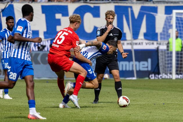 Deutschland: 2.Bundesliga, Saison 2026 2027, 30.08.2026, 3. Spieltag, 1.FC Magdeburg vs Holstein Kiel, Avnet Arena : Kasper Davidsen (Holstein Kiel, 15) im Zweikampf gegen Mateusz Zukowski (1.FC Magdeburg, 22) *** Germany 2. Bundesliga, 2026–2027 Season, August 30, 2026, Matchday 3, 1. FC Magdeburg vs. Holstein Kiel, Avnet Arena: Kasper Davidsen (Holstein Kiel, No. 15) in a tackle against Mateusz Zukowski (1. FC Magdeburg, No. 22) Copyright: xMichellexLukax