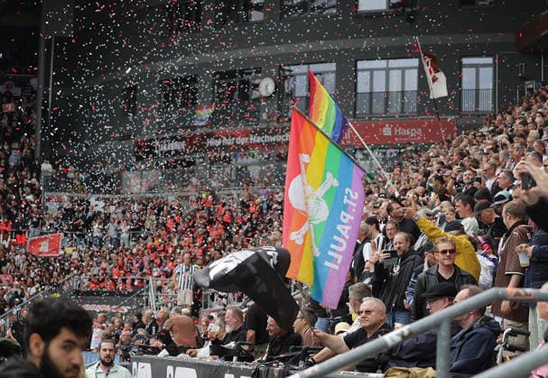 Stimmung beim Einlauf der teams Fussball, 2.Liga, Saison 2026-2027 Herren, FC St.Pauli gegen 1.FC kaiserslautern DFL REGULATIONS PROHIBIT ANY USE OF PHOTOGRAPHS AS IMAGE SEQUENCES AND OR QUASI-VIDEO. *** Atmosphere as the teams take the field: Soccer, 2nd Division, 2026–2027 Men’s Season, FC St. Pauli vs. 1. FC Kaiserslautern. DFL regulations prohibit any use of photographs as image sequences and or quasi-video.