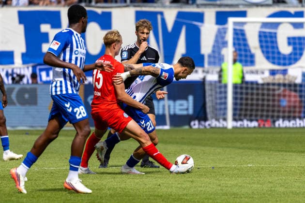 Deutschland: 2.Bundesliga, Saison 2026 2027, 30.08.2026, 3. Spieltag, 1.FC Magdeburg vs Holstein Kiel, Avnet Arena : Kasper Davidsen (Holstein Kiel, 15) im Zweikampf gegen Mateusz Zukowski (1.FC Magdeburg, 22) *** Germany 2. Bundesliga, 2026–2027 Season, August 30, 2026, Matchday 3, 1. FC Magdeburg vs. Holstein Kiel, Avnet Arena: Kasper Davidsen (Holstein Kiel, No. 15) in a tackle against Mateusz Zukowski (1. FC Magdeburg, No. 22) Copyright: xMichellexLukax