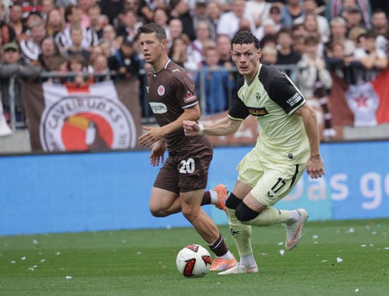 Erencan Yardimci (1.FC Kaiserslautern) Fussball, 2.Liga, Saison 2026-2027 Herren, FC St.Pauli gegen 1.FC kaiserslautern DFL REGULATIONS PROHIBIT ANY USE OF PHOTOGRAPHS AS IMAGE SEQUENCES AND OR QUASI-VIDEO. *** Erencan Yardimci, 1. FC Kaiserslautern Soccer, 2. Bundesliga, 2026–2027 Men s Season, FC St. Pauli vs. 1 FC Kaiserslautern. DFL regulations prohibit any use of photographs as image sequences and or quasi-video.