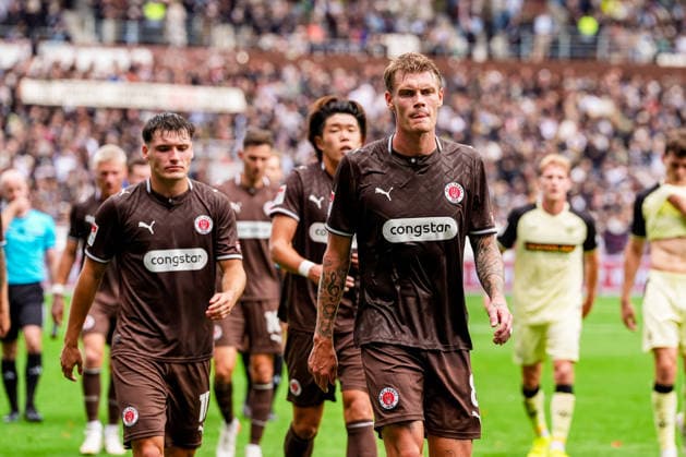 Deutschland: Fußball 2. Bundesliga 2026 27, 3. Spieltag FC St. Pauli vs 1. FC Kaiserslautern Millerntor-Stadion (Hamburg St. Pauli): Eric Smith (FC St. Pauli, 8), Arkadiusz Pyrka (FC St. Pauli, 11) *** Germany Soccer 2. Bundesliga 2026–27, Matchday 3: FC St. Pauli vs. 1. FC Kaiserslautern, Millerntor Stadium, Hamburg, St. Pauli; Eric Smith (FC St. Pauli, 8), Arkadiusz Pyrka (FC St. Pauli, 11) Copyright: xStefanxTrochax