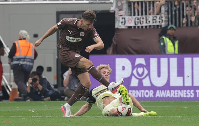 Branimir Hrgota (St.Pauli), Mika Haas (1.FC Kaiserslautern) Fussball, 2.Liga, Saison 2026-2027 Herren, FC St.Pauli gegen 1.FC kaiserslautern DFL REGULATIONS PROHIBIT ANY USE OF PHOTOGRAPHS AS IMAGE SEQUENCES AND OR QUASI-VIDEO. *** Branimir Hrgota, St. Pauli; Mika Haas, 1. FC Kaiserslautern; Soccer; 2. Bundesliga; 2026–2027 Men’s Season; FC St. Pauli vs. 1. FC Kaiserslautern. DFL regulations prohibit any use of photographs as image sequences and or quasi-video.