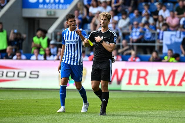 Fußball I Herren I Saison 2026-2027 I 2. Bundesliga I 3. Spieltag I 1. FC Magdeburg - Holstein Kiel I 30.08.2026 Tobias Müller (5, 1. FC Magdeburg) diskutiert mit Schiedsrichter Jarno Wienefeld, der gerade die gelbe Karte einsteckt Magdeburg Avnet Arena (Heinz-Krügel-Platz 1) Sachsen-Anhalt Deutschland *** Soccer I Men s I 2026–2027 Season I 2. Bundesliga I Matchday 3 I 1. FC Magdeburg vs. Holstein Kiel I August 30, 2026 Tobias Müller 5, 1 FC Magdeburg argues with referee Jarno Wienefeld, who is just showing him a yellow card. Magdeburg Avnet Arena, Heinz Krügel Platz 1, Saxony-Anhalt, Germany Copyright: xLobeca InesxHähnelx