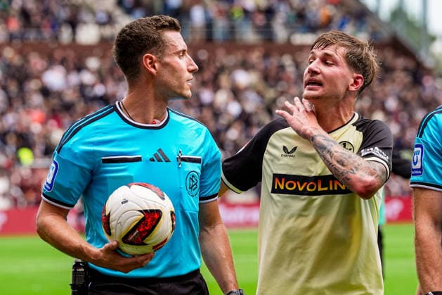 Deutschland: Fußball 2. Bundesliga 2026 27, 3. Spieltag FC St. Pauli vs 1. FC Kaiserslautern Millerntor-Stadion (Hamburg St. Pauli): Eric Weisbach (Schiedsrichter, Halle) diskutiert mit Paul Joly (1. FC Kaiserslautern, 26) *** Germany Soccer 2. Bundesliga 2026–27, Matchday 3: FC St. Pauli vs. 1. FC Kaiserslautern at Millerntor Stadium in Hamburg, St. Pauli. Referee Eric Weisbach argues with Paul Joly of 1. FC Kaiserslautern, 26 Copyright: xStefanxTrochax
