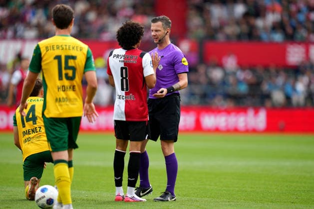 Eredivisie: Feyenoord Rotterdam v ADO Den Haag Rotterdam - Referee Robin Hensgens talks with Gjivai Zechiel of Feyenoord Rotterdam during the fourth competition round of the 2026 2027 Eredivisie season. The match is set between Feyenoord Rotterdam and ADO Den Haag at De Kuip on 30 August 2026 in Rotterdam, The Netherlands. (Hero Images Danny de Groot) Copyright: xDannyxdexGrootx