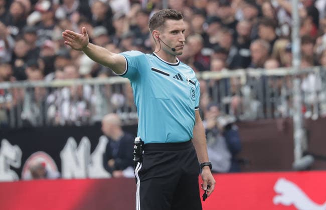 Schiedsrichter Eric Weisbach Fussball, 2.Liga, Saison 2026-2027 Herren, FC St.Pauli gegen 1.FC kaiserslautern DFL REGULATIONS PROHIBIT ANY USE OF PHOTOGRAPHS AS IMAGE SEQUENCES AND OR QUASI-VIDEO. *** Referee Eric Weisbach, Soccer, 2nd Division, 2026–2027 Men’s Season, FC St. Pauli vs. 1. FC Kaiserslautern. DFL regulations prohibit any use of photographs as image sequences and or quasi-video.