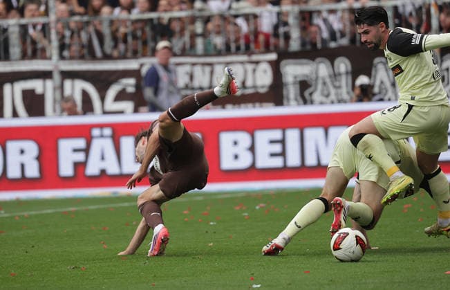 Semih Sahin (1.FC Kaiserslautern), Branimir Hrgota (St.Pauli) Fussball, 2.Liga, Saison 2026-2027 Herren, FC St.Pauli gegen 1.FC kaiserslautern DFL REGULATIONS PROHIBIT ANY USE OF PHOTOGRAPHS AS IMAGE SEQUENCES AND OR QUASI-VIDEO. *** Semih Sahin, 1. FC Kaiserslautern; Branimir Hrgota, St. Pauli Fussball; 2. Bundesliga; 2026–2027 Men’s Season; FC St. Pauli vs. 1. FC Kaiserslautern. DFL regulations prohibit any use of photographs as image sequences and or quasi-video.