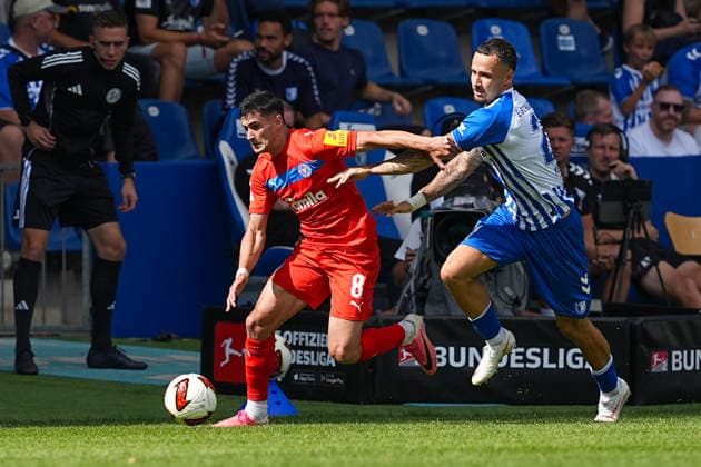 30.08.2026, xydrx, Fußball, 2. Fußball Bundesliga, 1.FC Magdeburg - Holstein Kiel, Saison 2026 2027, Avnet Arena: Giorgi Kvilitaia (Holstein Kiel, 9) im Zweikampf gegen Falko Michel (1.FC Magdeburg, 21) DFB regulations prohibit any use of photographs as image sequences and or quasi-video. *** August 30, 2026, xydrx, Soccer, 2. Bundesliga, 1. FC Magdeburg vs. Holstein Kiel, 2026–2027 season, Avnet Arena, Giorgi Kvilitaia (Holstein Kiel), 9 in a tackle against Falko Michel (1. FC Magdeburg), 21 DFB regulations prohibit any use of photographs as image sequences and or quasi-video Copyright: HMBxMedia YannisxDreimann