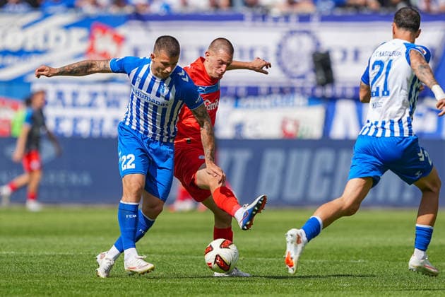 30.08.2026, xydrx, Fußball, 2. Fußball Bundesliga, 1.FC Magdeburg - Holstein Kiel, Saison 2026 2027, Avnet Arena: Mateusz Zukowski (1.FC Magdeburg, 22) im Zweikampf gegen Ivan Nekic (Holstein Kiel, 13) DFB regulations prohibit any use of photographs as image sequences and or quasi-video. *** August 30, 2026, xydrx, Soccer, 2. Bundesliga, 1. FC Magdeburg vs. Holstein Kiel, 2026–2027 season, Avnet Arena: Mateusz Zukowski of 1 FC Magdeburg, No. 22, in a tackle against Ivan Nekic of Holstein Kiel, No. 13. DFB regulations prohibit any use of photographs as image sequences and or quasi-video. Copyright: HMBxMedia YannisxDreimann