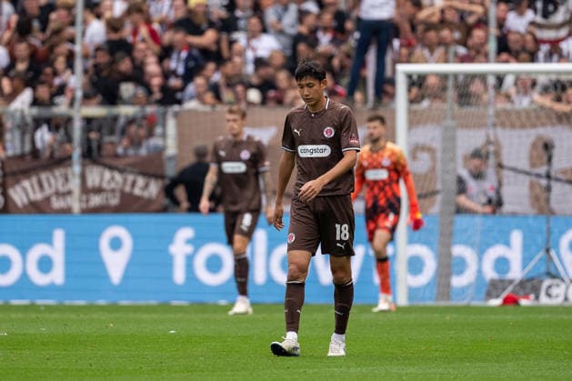 Tor zum 0:2 Thierry Tazemeta (1. FC Kaiserslautern, 39), Taichi Hara (FC St. Pauli, 18) enttaeuscht Enttaeuschung, GER, FC St. Pauli vs. 1. FC Kaiserslautern, Fussball, 2. Bundesliga, Spieltag 3, Saison 2026 2027, 30.08.2026 DFL REGULATIONS PROHIBIT ANY USE OF PHOTOGRAPHS AS IMAGE SEQUENCES AND OR QUASI-VIDEO GER, FC St. Pauli vs. 1. FC Kaiserslautern, Fussball, 2. Bundesliga, Spieltag 3, Saison 2026 2027, 30.08.2026 Hamburg *** Goal to make it 0–2: Thierry Tazemeta (1. FC Kaiserslautern), 39 , Taichi Hara (FC St. Pauli), 18 —disappointing, GER, FC St. Pauli vs. 1. FC Kaiserslautern, Soccer, 2. Bundesliga, Matchday 3, 2026–2027 Season, August 30, 2026 DFL regulations prohibit any use of photographs as image sequences and or quasi-video, GER, FC St. Pauli vs. 1. FC Kaiserslautern, soccer, 2. Bundesliga, Matchday 3, 2026–2027 season, August 30, 2026, Hamburg Copyright: xEibner-Pressefoto MaxxVincenx EP_MVN