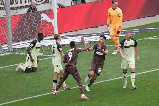 Torjubel 1-2 Anschluss durch 9 Abdoulie Ceesay (St.Pauli) Fussball, 2.Liga, Saison 2026-2027 Herren, FC St.Pauli gegen 1.FC kaiserslautern DFL REGULATIONS PROHIBIT ANY USE OF PHOTOGRAPHS AS IMAGE SEQUENCES AND OR QUASI-VIDEO. *** Goal celebration 1 2, followed by 9 Abdoulie Ceesay, St. Pauli Soccer, 2nd Division, 2026–2027 Men’s Season, FC St. Pauli vs. 1. FC Kaiserslautern. DFL regulations prohibit any use of photographs as image sequences and or quasi-video.