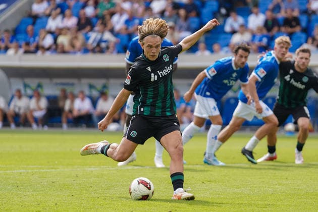 Deutschland: Fußball 2. Bundesliga 2026 2027, 3. Spieltag - SV Darmstadt 98 vs Hannover 96 Merck-Stadion am Böllenfalltor (Darmstadt): Tor und Torjubel zum 0:1 durch Lars Gindorf (H96, 25) *** Germany Soccer 2. Bundesliga 2026–2027, Matchday 3: SV Darmstadt 98 vs. Hannover 96 at Merck Stadium am Böllenfalltor in Darmstadt; goal and goal celebration following the 0–1 score by Lars Gindorf (H96), 25 Copyright: xTobiasxWentzellx