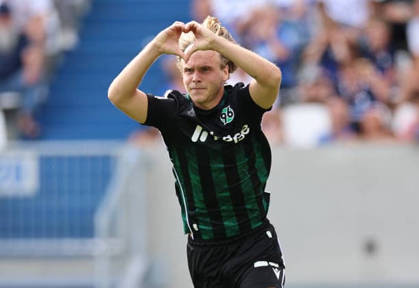 30.08.2026, Fussball 2. Bundesliga, SV Darmstadt 98 - Hannover 96, v.l., Torjubel zum 0:1 durch Lars Gindorf (Hannover 96), Goal celebration, celebrate the goal DFL DFB REGULATIONS PROHIBIT ANY USE OF PHOTOGRAPHS AS IMAGE SEQUENCES AND OR QUASI-VIDEO. xdcx *** August 30, 2026, Soccer, 2. Bundesliga, SV Darmstadt 98 vs. Hannover 96, from left, goal celebration for the 0–1 by Lars Gindorf of Hannover 96, goal celebration, celebrating the goal. DFL and DFB regulations prohibit any use of photographs as image sequences and or quasi-video. xdcx Copyright: HMBxMedia Claus