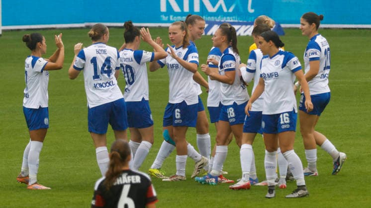 30.08.2026, Hänsch-Arena, Meppen, GER, 2. Bundesliga, Frauen: SV Meppen vs Eintracht Frankfurt II, Meppens Frauen vor dem Spiel, klatschen sich ab, DFL REGULATIONS PROHIBIT ANY USE OF PHOTOGRAPHS AS IMAGE SEQUENCES AND OR QUASI-VIDEO. Meppen Niedersachsen Hänsch-Arena