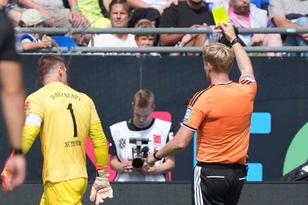 Schiedsrichter Timo Gerach zeigt Torwart Marcel Schuhen (SV Darmstadt 98) die Gelbe Karte - 30.08.2026 2. Bundesliga, Saison 26 27: SV Darmstadt 98 vs. Hannover 96, Stadion am Boellenfalltor, 3. Spieltag, emonline, emspor, *** Referee Timo Gerach shows SV Darmstadt 98 goalkeeper Marcel Schuhen a yellow card on August 30, 2026. 2. Bundesliga, 2026–27 season. SV Darmstadt 98 vs. Hannover 96, Stadion am Boellenfalltor, Matchday 3, emonline, emspor,
