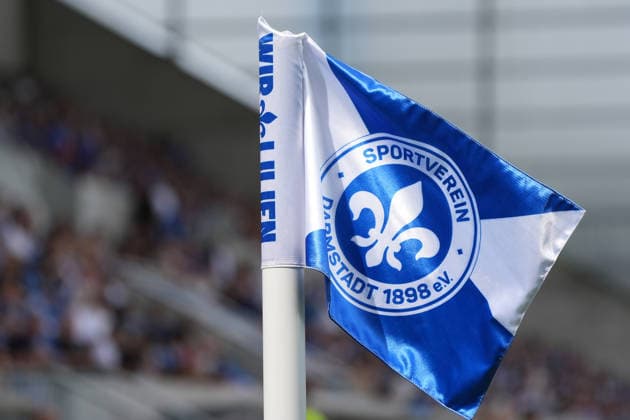 Eckfahne mit dem Logo der Lilien - 30.08.2026 2. Bundesliga, Saison 26 27: SV Darmstadt 98 vs. Hannover 96, Stadion am Boellenfalltor, 3. Spieltag, emonline, emspor, *** Corner flag with the Lilies logo, August 30, 2026, 2. Bundesliga, 2026–2027 season, SV Darmstadt 98 vs. Hannover 96, Stadion am Boellenfalltor, Matchday 3, emonline, emspor,