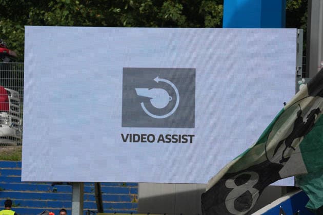 Videobeweis entscheidet auf Elfmeter für Hannover 96 - 30.08.2026 2. Bundesliga, Saison 26 27: SV Darmstadt 98 vs. Hannover 96, Stadion am Boellenfalltor, 3. Spieltag, emonline, emspor, *** Video review awards a penalty kick to Hannover 96 August 30, 2026 2. Bundesliga, Season 26–27 SV Darmstadt 98 vs. Hannover 96, Stadion am Boellenfalltor, Matchday 3, emonline, emspor,