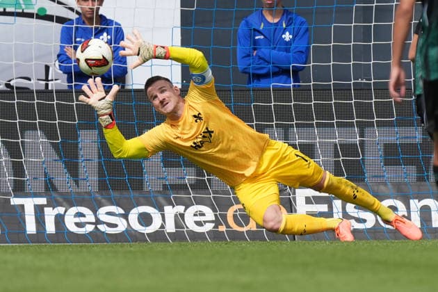 Torwart Marcel Schuhen (SV Darmstadt 98) kann den Elfmeter von Lars Gindorf (Hannover 96) nicht halten und es steht 0:1 - 30.08.2026 2. Bundesliga, Saison 26 27: SV Darmstadt 98 vs. Hannover 96, Stadion am Boellenfalltor, 3. Spieltag, emonline, emspor, *** SV Darmstadt 98 goalkeeper Marcel Schuhen fails to stop the penalty kick by Lars Gindorf of Hannover 96, and the score is 0–1 on August 30, 2026, in the 2. Bundesliga, Season 26–27 SV Darmstadt 98 vs. Hannover 96, Stadion am Böllenfalltor, Matchday 3, emonline, emspor,