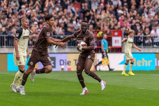 Tor zum 1:2 Abdoulie Ceesay (FC St. Pauli, 09) jubelt Jubel mit Taichi Hara (FC St. Pauli, 18), GER, FC St. Pauli vs. 1. FC Kaiserslautern, Fussball, 2. Bundesliga, Spieltag 3, Saison 2026 2027, 30.08.2026 DFL REGULATIONS PROHIBIT ANY USE OF PHOTOGRAPHS AS IMAGE SEQUENCES AND OR QUASI-VIDEO GER, FC St. Pauli vs. 1. FC Kaiserslautern, Fussball, 2. Bundesliga, Spieltag 3, Saison 2026 2027, 30.08.2026 Hamburg *** Goal: 1–2 by Abdoulie Ceesay (FC St. Pauli), No. 09, celebrates with Taichi Hara (FC St. Pauli), No. 18, GER, FC St. Pauli vs. 1. FC Kaiserslautern, Soccer, 2. Bundesliga, Matchday 3, 2026–2027 Season, August 30, 2026 DFL regulations prohibit any use of photographs as image sequences and or quasi-video, GER, FC St. Pauli vs. 1. FC Kaiserslautern, Soccer, 2. Bundesliga, Matchday 3, 2026–2027 Season, August 30, 2026, Hamburg Copyright: xEibner-Pressefoto MaxxVincenx EP_MVN