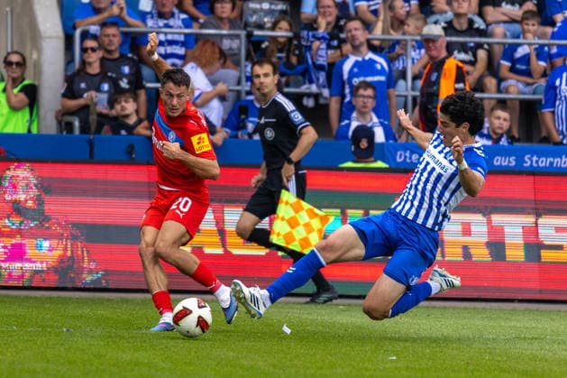 Deutschland: 2.Bundesliga, Saison 2026 2027, 30.08.2026, 3. Spieltag, 1.FC Magdeburg vs Holstein Kiel, Avnet Arena : Adrian Kapralik (Holstein Kiel, 20) im Zweikampf gegen Anselmo Garcia MacNulty (1.FC Magdeburg, 3) *** Germany 2. Bundesliga, 2026–2027 Season, August 30, 2026, Matchday 3, 1. FC Magdeburg vs. Holstein Kiel, Avnet Arena: Adrian Kapralik of Holstein Kiel, No. 20, in a tackle against Anselmo Garcia MacNulty of 1. FC Magdeburg, No. 3 Copyright: xMichellexLukax