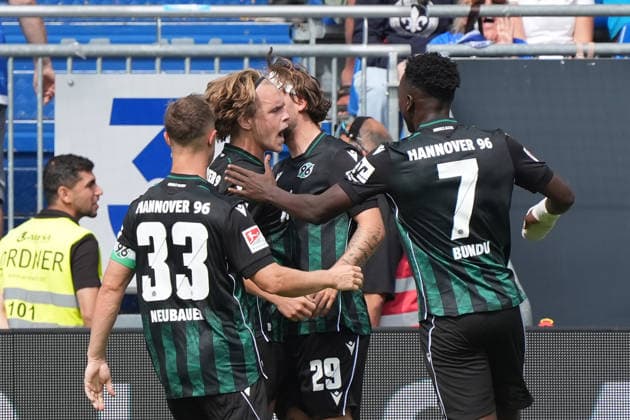 celebrate the goal, Torjubel zum 0:1 Lars Gindorf (Hannover 96) nach dem Elfmeter mit Mustapha Bundu (Hannover 96), Maurice Neubauer (Hannover 96), Kolja Oudenne (Hannover 96) - 30.08.2026 2. Bundesliga, Saison 26 27: SV Darmstadt 98 vs. Hannover 96, Stadion am Boellenfalltor, 3. Spieltag, emonline, emspor, *** Celebrate the goal: Lars Gindorf of Hannover 96 celebrates the 0-1 goal after the penalty kick by Mustapha Bundu of Hannover 96, Maurice Neubauer, Hannover 96; Kolja Oudenne, Hannover 96; August 30, 2026; 2. Bundesliga, 2026–27 season; SV Darmstadt 98 vs. Hannover 96; Stadion am Böllenfalltor; Matchday 3; emonline; emspor;
