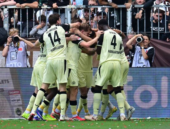 30.08.2026,GER Fußball, Männer, 2.BL, Spieltag 3, Saison 2026 2027, Hamburg, FC St. Pauli vs 1.FC Kaiserslautern Thierry Tazemeta (Kaiserslautern 39) schiesst das 2-0 fuer Kaiserslautern und jubelt mit der Mannschaft DFB DFL regulations prohibit any use of photographs as image sequences and or quasi-video) Hamburg Millerntorstadion Hamburg Deutschland *** August 30, 2026, German soccer, men s, 2nd Division, Matchday 3, 2026–2027 season, Hamburg, FC St. Pauli vs. 1. FC Kaiserslautern: Thierry Tazemeta (Kaiserslautern, No. 39) scores the 2–0 goal for Kaiserslautern and celebrates with the team. DFB and DFL regulations prohibit any use of photographs as image sequences and or quasi-video. Hamburg Millerntorstadion, Hamburg, Germany Copyright: xnordphotoxGmbH xWitkex