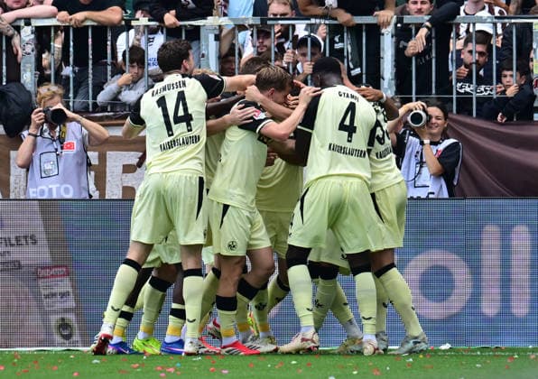 30.08.2026,GER Fußball, Männer, 2.BL, Spieltag 3, Saison 2026 2027, Hamburg, FC St. Pauli vs 1.FC Kaiserslautern Thierry Tazemeta (Kaiserslautern 39) schiesst das 2-0 fuer Kaiserslautern und jubelt mit der Mannschaft DFB DFL regulations prohibit any use of photographs as image sequences and or quasi-video) Hamburg Millerntorstadion Hamburg Deutschland *** August 30, 2026, German soccer, men s, 2nd Division, Matchday 3, 2026–2027 season, Hamburg, FC St. Pauli vs. 1. FC Kaiserslautern: Thierry Tazemeta (Kaiserslautern, No. 39) scores the 2–0 goal for Kaiserslautern and celebrates with the team. DFB and DFL regulations prohibit any use of photographs as image sequences and or quasi-video. Hamburg Millerntorstadion, Hamburg, Germany Copyright: xnordphotoxGmbH xWitkex