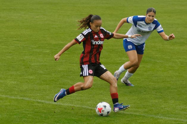 30.08.2026, Hänsch-Arena, Meppen, GER, 2. Bundesliga, Frauen: SV Meppen vs Eintracht Frankfurt II, Ffm 18 vs Anouk Blaschka (SV Meppen 10) DFL REGULATIONS PROHIBIT ANY USE OF PHOTOGRAPHS AS IMAGE SEQUENCES AND OR QUASI-VIDEO. Meppen Niedersachsen Hänsch-Arena