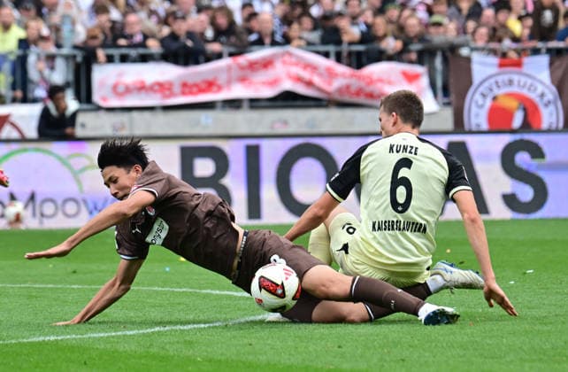 30.08.2026,GER Fußball, Männer, 2.BL, Spieltag 3, Saison 2026 2027, Hamburg, FC St. Pauli vs 1.FC Kaiserslautern Fabian Kunze (Kaiserslautern 06) foult Taichi Hara (Pauli 18) DFB DFL regulations prohibit any use of photographs as image sequences and or quasi-video) Hamburg Millerntorstadion Hamburg Deutschland *** August 30, 2026, GER Soccer, Men, 2nd Division, Matchday 3, 2026–2027 Season, Hamburg, FC St. Pauli vs. 1. FC Kaiserslautern: Fabian Kunze (Kaiserslautern 06) fouls Taichi Hara (Pauli 18). DFB and DFL regulations prohibit any use of photographs as image sequences and or quasi-video. Hamburg, Millerntorstadion, Hamburg, Germany Copyright: xnordphotoxGmbH xWitkex