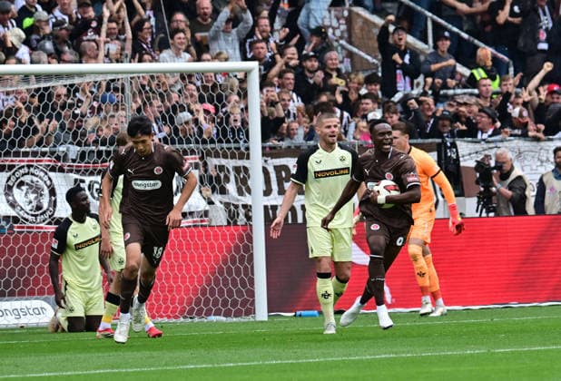 30.08.2026,GER Fußball, Männer, 2.BL, Spieltag 3, Saison 2026 2027, Hamburg, FC St. Pauli vs 1.FC Kaiserslautern Abdoulie Ceesay (Pauli 09) schiesst das Tor zum 1-2 fuer Pauli vorbei an Torwart Julian Krahl (Kaiserslautern 01) und läuft jubelnd mit dem Ball weg DFB DFL regulations prohibit any use of photographs as image sequences and or quasi-video) Hamburg Millerntorstadion Hamburg Deutschland *** August 30, 2026, German Soccer, Men s, 2nd Division, Matchday 3, 2026–2027 Season, Hamburg, FC St. Pauli vs. 1. FC Kaiserslautern: Abdoulie Ceesay (Pauli 09) scores the goal to make it 1–2 for Pauli, beating goalkeeper Julian Krahl (Kaiserslautern 01), and runs off with the ball, celebrating. DFB and DFL regulations prohibit any use of photographs as image sequences and or quasi-video. Hamburg, Millerntor Stadium, Hamburg, Germany Copyright: xnordphotoxGmbH xWitkex