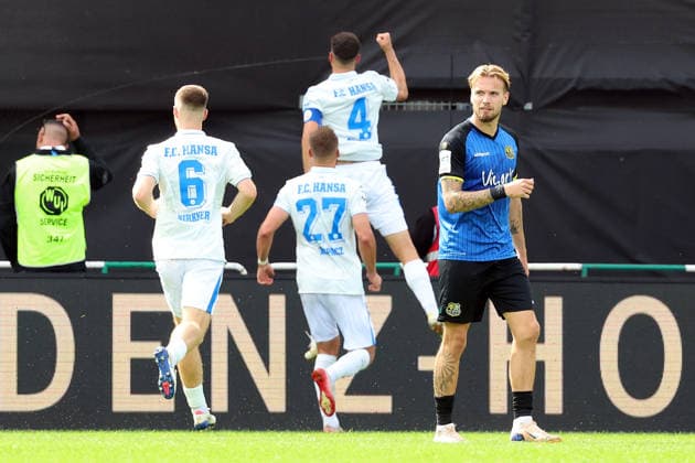 30.08.2026, xrekx, Fussball 3.Liga, 1.FC Saarbruecken - Hansa Rostock v.l. Elfmeter Strafstoss zum 1:3 durch Kenan Fatkic (FC Hansa Rostock) Torjubel. Niko Bretschneider (1.FC Saarbruecken) enttaeuscht, enttäuscht, schaut enttaeuscht, niedergeschlagen, disappointed Saarbruecken