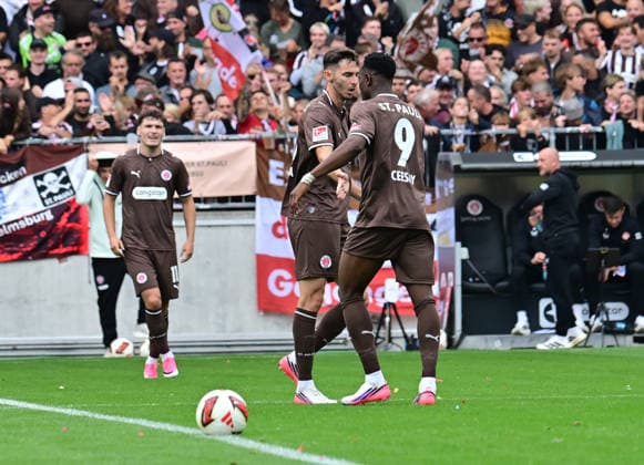 30.08.2026,GER Fußball, Männer, 2.BL, Spieltag 3, Saison 2026 2027, Hamburg, FC St. Pauli vs 1.FC Kaiserslautern Abdoulie Ceesay (Pauli 09) schiesst das Tor zum 1-2 fuer Pauli vorbei an Torwart Julian Krahl (Kaiserslautern 01) und jubelt am Mittelpunkt DFB DFL regulations prohibit any use of photographs as image sequences and or quasi-video) Hamburg Millerntorstadion Hamburg Deutschland *** August 30, 2026, German Soccer, Men s, 2nd Division, Matchday 3, 2026–2027 Season, Hamburg, FC St. Pauli vs. 1. FC Kaiserslautern: Abdoulie Ceesay (Pauli 09) scores the goal to make it 1–2 for Pauli, beating goalkeeper Julian Krahl (Kaiserslautern 01), and celebrates at the center circle. DFB and DFL regulations prohibit any use of photographs as image sequences and or quasi-video. Hamburg MillerStadium, Hamburg, Germany Copyright: xnordphotoxGmbH xWitkex