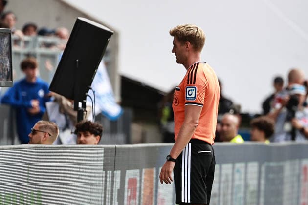 30.08.2026, xtvx, Fussball 2.Bundesliga, SV Darmstadt 98 - Hannover 96 v.l. Schiedsrichter Timo Gerach Videobeweis (DFL DFB REGULATIONS PROHIBIT ANY USE OF PHOTOGRAPHS as IMAGE SEQUENCES and or QUASI-VIDEO) Darmstadt *** August 30, 2026, xtvx, Soccer 2. Bundesliga, SV Darmstadt 98 vs. Hannover 96, Referee Timo Gerach, Video Review, DFL, DFB REGULATIONS PROHIBIT ANY USE OF PHOTOGRAPHS AS IMAGE SEQUENCES AND OR QUASI-VIDEO, Darmstadt