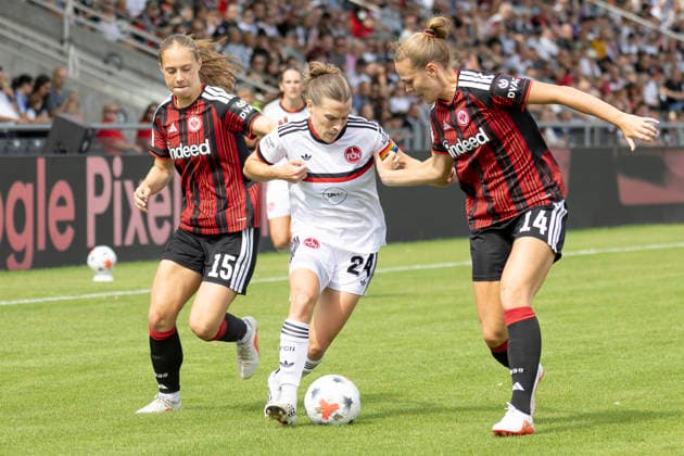 GPFBL: Eintracht Frankfurt - 1. FC Nürnberg, 30.08.2026 Nastassja Lein (1. FC Nürnberg 24) und Marthine Östenstad (Eintracht Frankfurt 14) und Jamilla Rankin (Eintracht Frankfurt 15) kämpfen um den Ball, Eintracht Frankfurt - 1. FC Nürnberg, Frankfurt, Stadion am Brentanobad, 30.8.2026 *** GPFBL Eintracht Frankfurt vs. 1. FC Nürnberg, August 30, 2026: Nastassja Lein (1. FC Nürnberg, No. 24), Marthine Östenstad (Eintracht Frankfurt, No. 14), and Jamilla Rankin (Eintracht Frankfurt, No. 15) battle for the ball, Eintracht Frankfurt vs. 1 FC Nuremberg, Frankfurt, Stadion am Brentanobad, August 30, 2026 Copyright: xBEAUTIFULxSPORTS Gawlikx