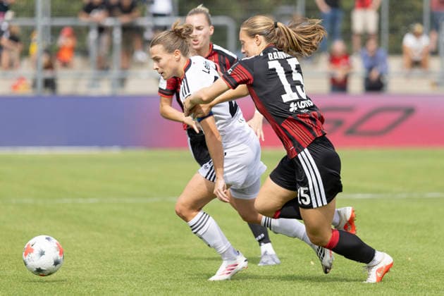 GPFBL: Eintracht Frankfurt - 1. FC Nürnberg, 30.08.2026 Jamilla Rankin (Eintracht Frankfurt 15) und Nastassja Lein (1. FC Nürnberg 24) im Kampf um den Ball und Laura Freigang (Eintracht Frankfurt 10), Eintracht Frankfurt - 1. FC Nürnberg, Frankfurt, Stadion am Brentanobad, 30.8.2026 *** GPFBL Eintracht Frankfurt 1 FC Nuremberg, August 30, 2026 Jamilla Rankin (Eintracht Frankfurt 15) and Nastassja Lein (FC Nuremberg 24) battle for the ball, and Laura Freigang (Eintracht Frankfurt 10), Eintracht Frankfurt vs. 1. FC Nürnberg, Frankfurt, Stadion am Brentanobad, August 30, 2026 Copyright: xBEAUTIFULxSPORTS Gawlikx