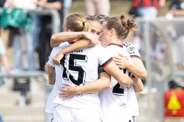 GPFBL: Eintracht Frankfurt - 1. FC Nürnberg, 30.08.2026 Louna Lapassouse (1. FC Nürnberg 99) erzielte das Tor den Treffer zum 0:1 und feiert mit Nastassja Lein (1. FC Nürnberg 24) und Emoke Papai (1. FC Nürnberg 15), Eintracht Frankfurt - 1. FC Nürnberg, Frankfurt, Stadion am Brentanobad, 30.8.2026 *** GPFBL Eintracht Frankfurt vs. 1. FC Nürnberg, August 30, 2026: Louna Lapassouse (1 FC Nürnberg 99) scored the goal to make it 0–1 and celebrates with Nastassja Lein (1 FC Nürnberg 24) and Emoke Papai (1 FC Nürnberg 15), Eintracht Frankfurt vs. 1. FC Nürnberg, Frankfurt, Stadion am Brentanobad, August 30, 2026 Copyright: xBEAUTIFULxSPORTS Gawlikx