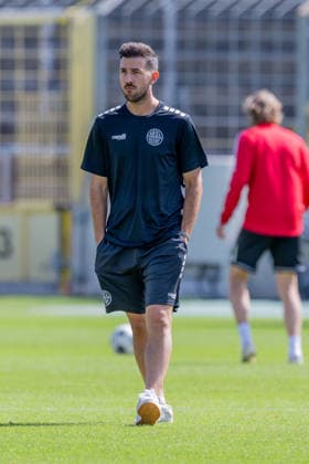 Rene Schroeder (Chef-Trainer, TSV 1882 Landsberg) beobachtet das Aufwaermprogramm seiner Spieler GER, TSV 1860 Muenchen vs. TSV Landsberg 1882, Fussball, Regionalliga Bayern, 6. Spieltag, Saison 2026 2027, 30.08.2026. (DFL DFB REGULATIONS PROHIBIT ANY USE OF PHOTOGRAPHS as IMAGE SEQUENCES and or QUASI-VIDEO). Foto: HMB Media Heike Feiner Copyright: HMBxMedia HeikexFeiner