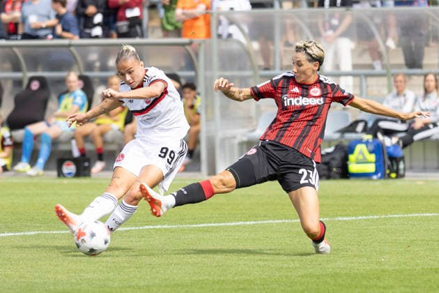 GPFBL: Eintracht Frankfurt - 1. FC Nürnberg, 30.08.2026 Louna Lapassouse (1. FC Nürnberg 99) schießt aufs Tor und Sara Doorsoun (Eintracht Frankfurt 23) versucht den Ball abzugrätschen, Eintracht Frankfurt - 1. FC Nürnberg, Frankfurt, Stadion am Brentanobad, 30.8.2026 *** GPFBL Eintracht Frankfurt 1 FC Nuremberg, August 30, 2026: Louna Lapassouse (FC Nuremberg 99) shoots on goal, and Sara Doorsoun (Eintracht Frankfurt 23) tries to slide tackle the ball, Eintracht Frankfurt 1 FC Nürnberg, Frankfurt, Stadion am Brentanobad, August 30, 2026 Copyright: xBEAUTIFULxSPORTS Gawlikx