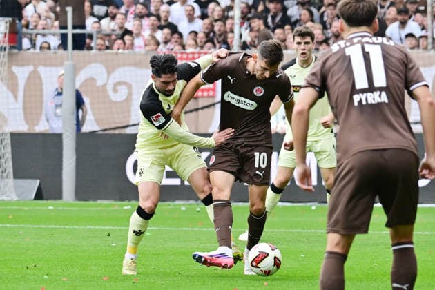 30.08.2026,GER Fußball, Männer, 2.BL, Spieltag 3, Saison 2026 2027, Hamburg, FC St. Pauli vs 1.FC Kaiserslautern Semih Sahin (Kaiserslautern 08) versucht sich gegen Branimir Hrgoto (Pauli 10) durchzusetzen DFB DFL regulations prohibit any use of photographs as image sequences and or quasi-video) Hamburg Millerntorstadion Hamburg Deutschland *** August 30, 2026, German Soccer, Men s, 2nd Division, Matchday 3, 2026–2027 Season, Hamburg, FC St. Pauli vs. 1. FC Kaiserslautern: Semih Sahin (Kaiserslautern 08) tries to get past Branimir Hrgoto (Pauli 10). DFB and DFL regulations prohibit any use of photographs as image sequences and or quasi-video. Hamburg, Millerntor Stadium, Hamburg, Germany Copyright: xnordphotoxGmbH xWitkex