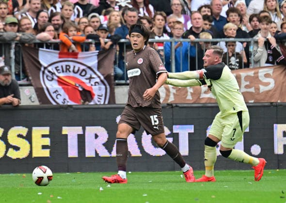 30.08.2026,GER Fußball, Männer, 2.BL, Spieltag 3, Saison 2026 2027, Hamburg, FC St. Pauli vs 1.FC Kaiserslautern Marlon Ritter (Kaiserslautern 07) versucht sich gegen Tomoya Ando (Pauli 15) durchzusetzen DFB DFL regulations prohibit any use of photographs as image sequences and or quasi-video) Hamburg Millerntorstadion Hamburg Deutschland *** August 30, 2026, German Soccer, Men, 2nd Division, Matchday 3, 2026–2027 Season, Hamburg, FC St. Pauli vs. 1. FC Kaiserslautern; Marlon Ritter (Kaiserslautern 07) tries to get past Tomoya Ando (Pauli 15); DFB and DFL regulations prohibit any use of photographs as image sequences and or quasi-video; Hamburg, Millerntor Stadium, Hamburg, Germany Copyright: xnordphotoxGmbH xWitkex