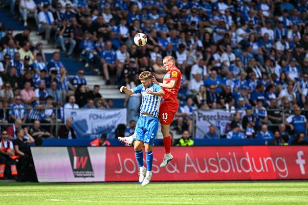 Fußball I Herren I Saison 2026-2027 I 2. Bundesliga I 3. Spieltag I 1. FC Magdeburg - Holstein Kiel I 30.08.2026 Zweikampf in der Luft zwischen Torben Müsel (26, 1. FC Magdeburg) und Ivan Nekic (13, Holstein Kiel) Magdeburg Avnet Arena (Heinz-Krügel-Platz 1) Sachsen-Anhalt Deutschland *** Soccer I Men s I 2026–2027 Season I 2. Bundesliga I Matchday 3 I 1. FC Magdeburg vs. Holstein Kiel I August 30, 2026 Aerial duel between Torben Müsel (26), 1 FC Magdeburg, and Ivan Nekic (13), Holstein Kiel; Magdeburg, Avnet Arena, Heinz Krügel Platz 1, Saxony-Anhalt, Germany Copyright: xLobeca InesxHähnelx