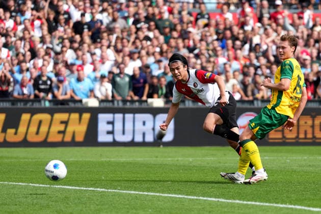 Eredivisie: Feyenoord Rotterdam v ADO Den Haag Rotterdam - Ayase Ueda of Feyenoord Rotterdam in action with Milan Hokke of ADO Den Haag during the fourth competition round of the 2026 2027 Eredivisie season. The match is set between Feyenoord Rotterdam and ADO Den Haag at De Kuip on 30 August 2026 in Rotterdam, The Netherlands. (Hero Images Yannick Verhoeven) Copyright: xYannickxVerhoevenx