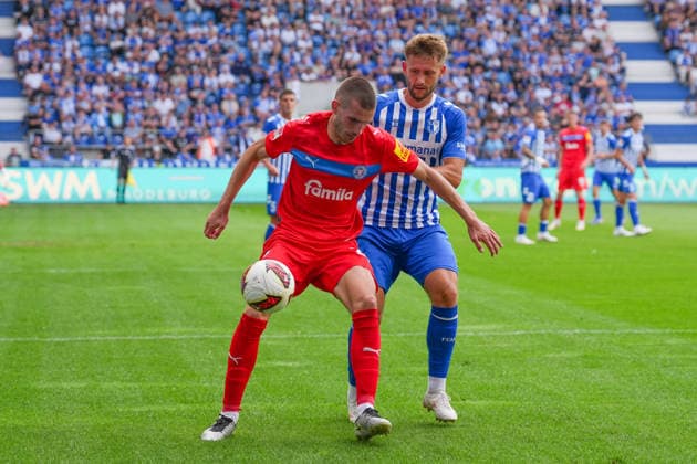 30.08.2026, xydrx, Fußball, 2. Fußball Bundesliga, 1.FC Magdeburg - Holstein Kiel, Saison 2026 2027, Avnet Arena: David Zec (Holstein Kiel, 26) im Zweikampf gegen Torben Muesel (1.FC Magdeburg, 26) DFB regulations prohibit any use of photographs as image sequences and or quasi-video. *** August 30, 2026, xydrx, Soccer, German 2nd Bundesliga, 1. FC Magdeburg vs. Holstein Kiel, 2026–2027 season, Avnet Arena, David Zec (Holstein Kiel), No. 26 in a tackle against Torben Muesel (1. FC Magdeburg), No. 26. DFB regulations prohibit any use of photographs as image sequences and or quasi-video. Copyright: HMBxMedia YannisxDreimann
