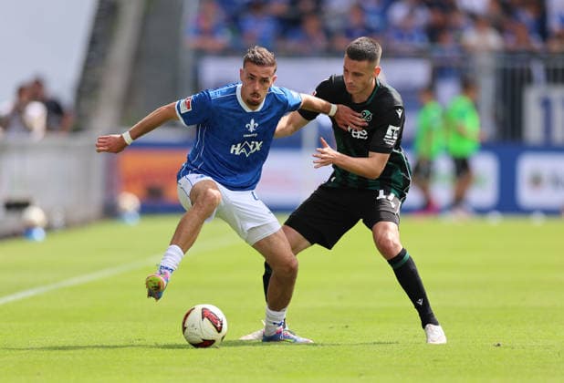 30.08.2026, Fussball 2. Bundesliga, SV Darmstadt 98 - Hannover 96, v.l., Lance Duijvestijn (SV Darmstadt 98), Bastian Allgeier (Hannover 96) DFL DFB REGULATIONS PROHIBIT ANY USE OF PHOTOGRAPHS AS IMAGE SEQUENCES AND OR QUASI-VIDEO. xdcx *** August 30, 2026, Soccer 2. Bundesliga, SV Darmstadt 98 vs. Hannover 96, from left: Lance Duijvestijn (SV Darmstadt 98), Bastian Allgeier (Hannover 96). DFL and DFB regulations prohibit any use of photographs as image sequences and or quasi-video. xdcx Copyright: HMBxMedia Claus