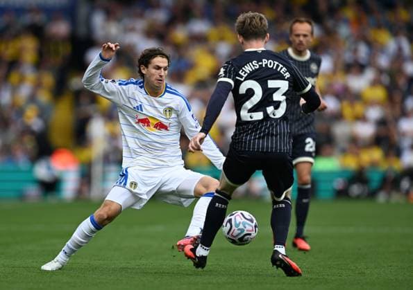 Brenden Aaronson of Leeds United and Keane Lewis-Potter of Brentford Leeds United v Brentford, Premier League Football, Football, Elland Road, Leeds, UK - 30 Aug 2026Leeds Elland Road United Kingdom EDITORIAL USE ONLY No use with unauthorised audio, video, data, fixture lists, club league logos or live services. Online in-match use limited to 120 images, no video emulation. No use in betting, games or single club league player publications. Copyright: xAnnaxGowthorpe Shutterstockx 17119080q