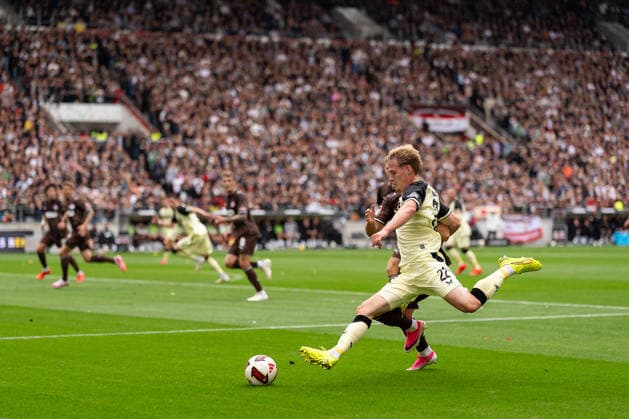 Mika Haas (1. FC Kaiserslautern, 22) Flanke, GER, FC St. Pauli vs. 1. FC Kaiserslautern, Fussball, 2. Bundesliga, Spieltag 3, Saison 2026 2027, 30.08.2026 DFL REGULATIONS PROHIBIT ANY USE OF PHOTOGRAPHS AS IMAGE SEQUENCES AND OR QUASI-VIDEO GER, FC St. Pauli vs. 1. FC Kaiserslautern, Fussball, 2. Bundesliga, Spieltag 3, Saison 2026 2027, 30.08.2026 Hamburg *** Mika Haas, 1 FC Kaiserslautern, 22 Cross, GER, FC St. Pauli vs. 1 FC Kaiserslautern, Soccer, 2. Bundesliga, Matchday 3, 2026–2027 Season, August 30, 2026 DFL regulations prohibit any use of photographs as image sequences and or quasi-video, GER, FC St. Pauli vs. 1 FC Kaiserslautern, soccer, 2. Bundesliga, Matchday 3, 2026–2027 season, August 30, 2026, Hamburg Copyright: xEibner-Pressefoto MaxxVincenx EP_MVN